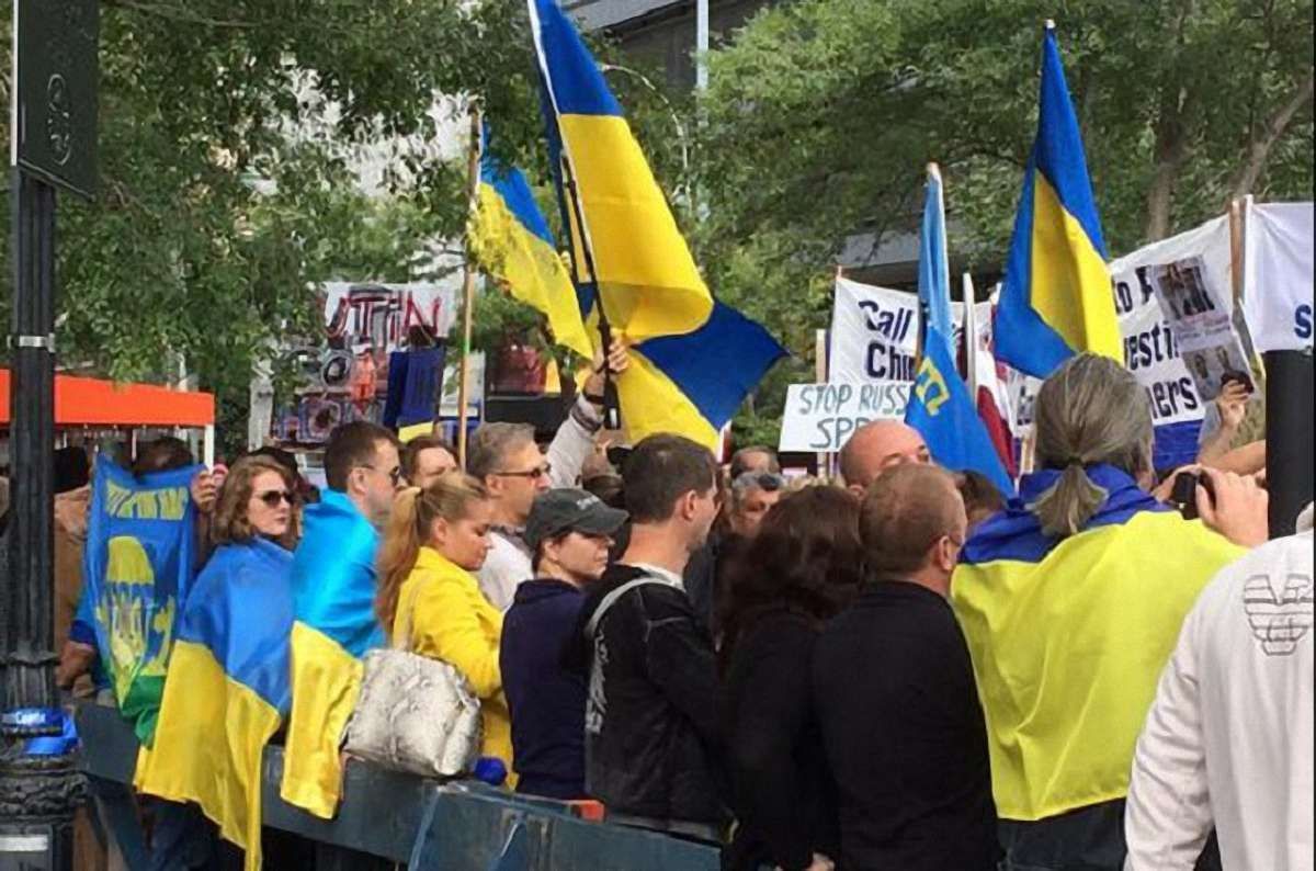 У Нью-Йорку активісти з українськими прапорами вийшли на пікет проти Путіна