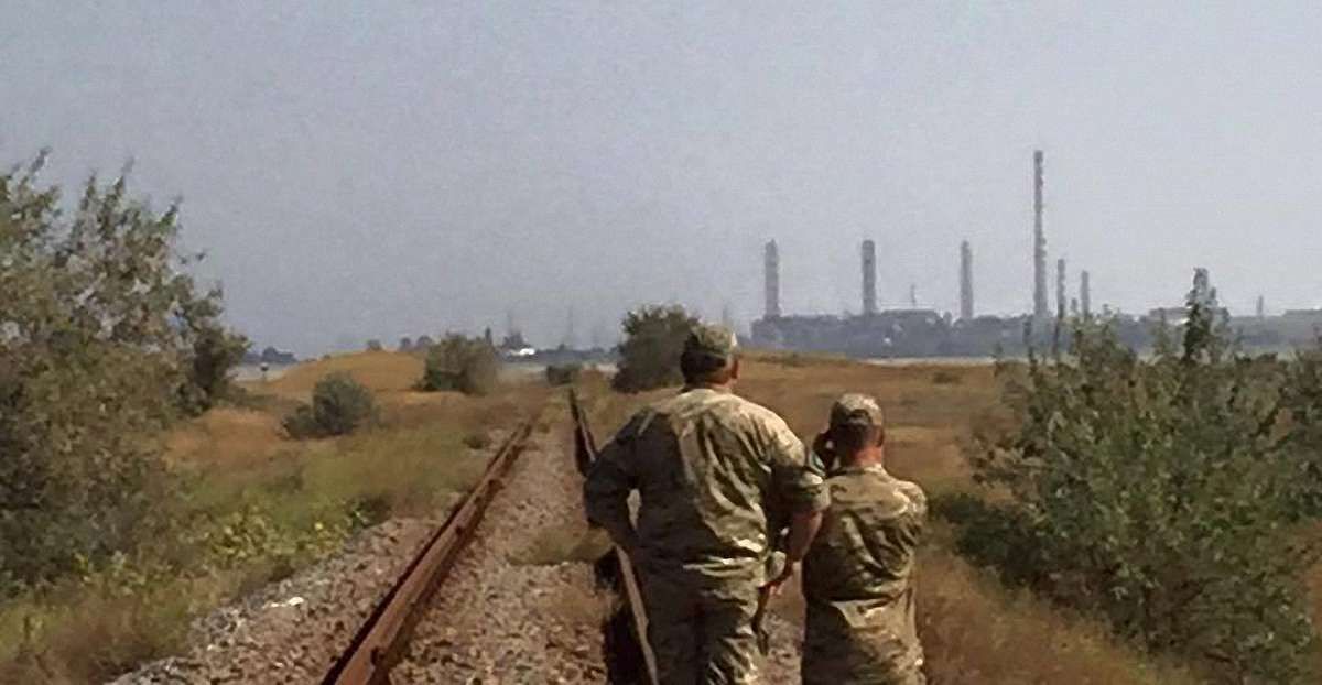 Кримські татари перекрили залізничну гілку до заводу Фірташа у Криму