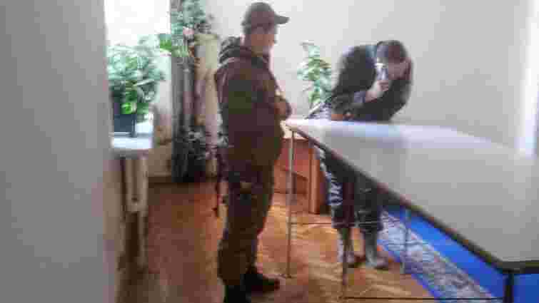 У Дніпропетровську озброєна охорона виштовхала журналіста з ТВК під час реєстрації Вілкула