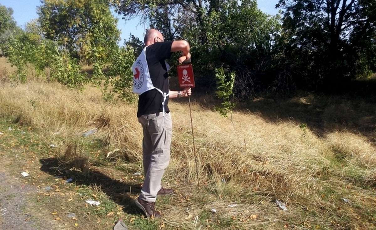 На Донеччині промаркували заміновані ділянки на шляху до пункту пропуску «Березове»