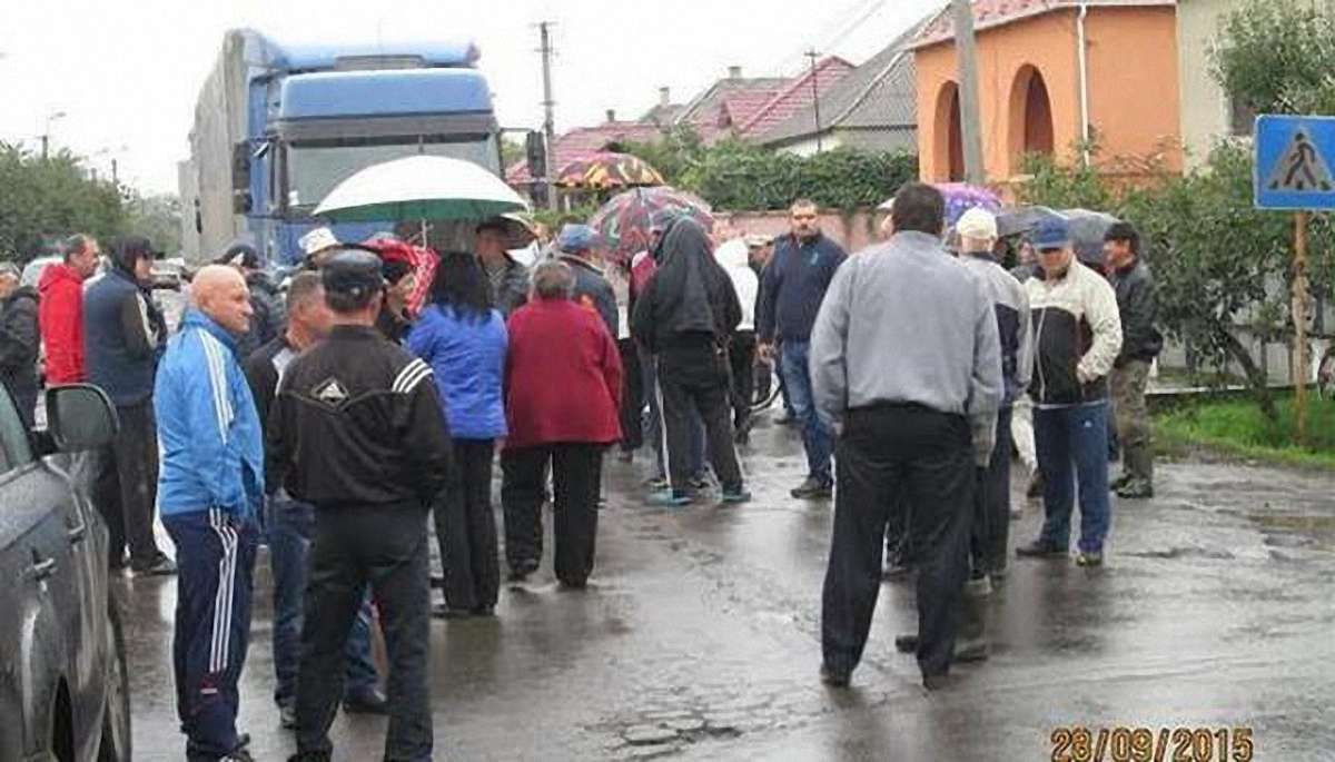 Люди на Закарпатті перекрили міжнародну трасу, вимагаючи її ремонту