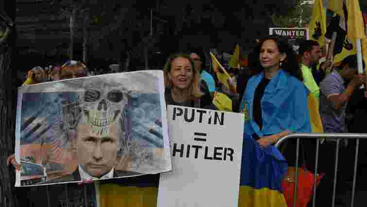 Під час виступу Путіна в ООН активісти порівняли його з Гітлером