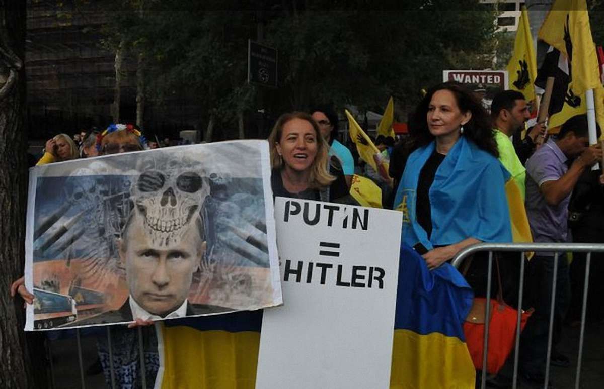 Під час виступу Путіна в ООН активісти порівняли його з Гітлером