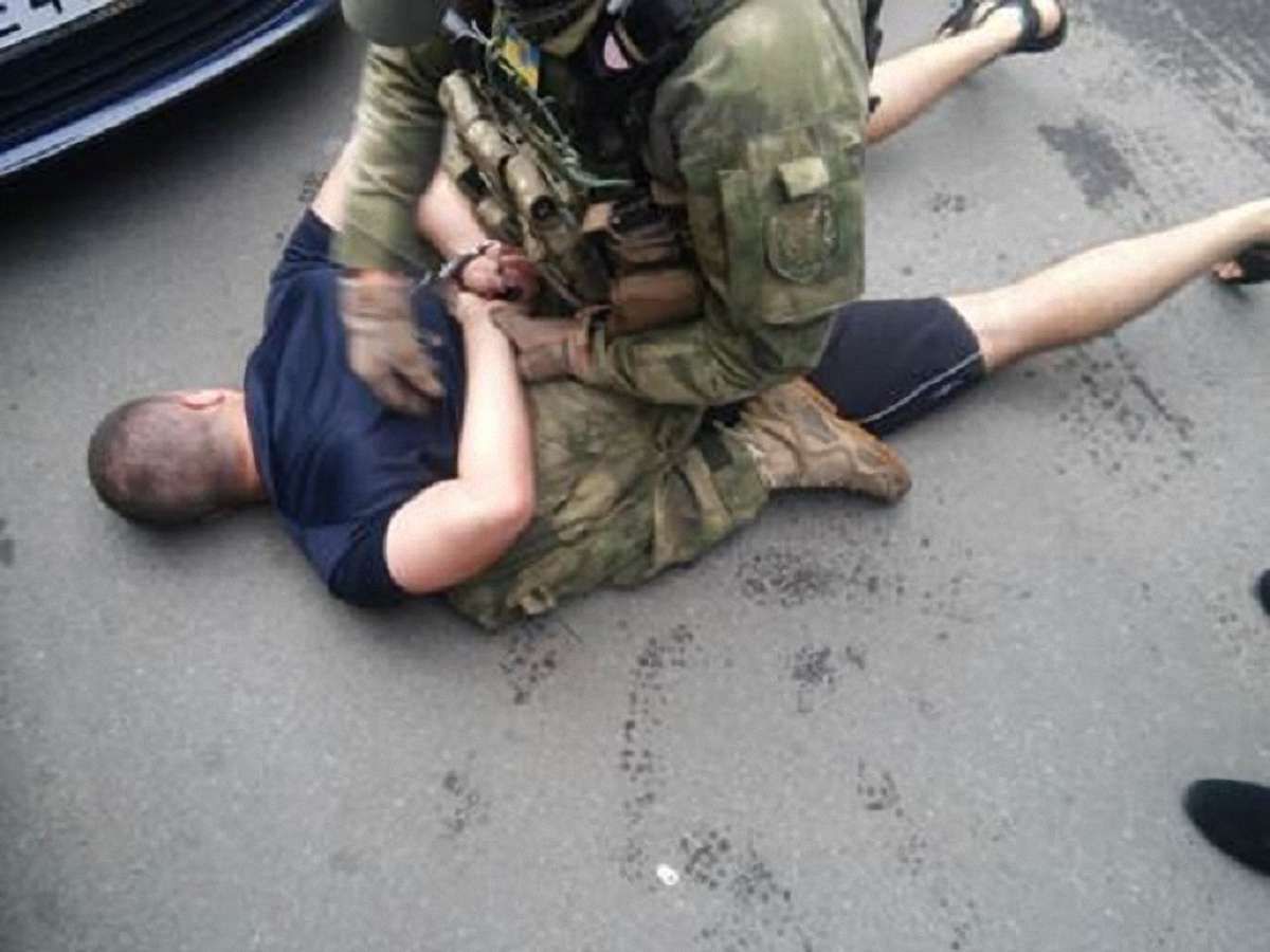 CБУ затримала торговців зброєю в Чернівецькій області