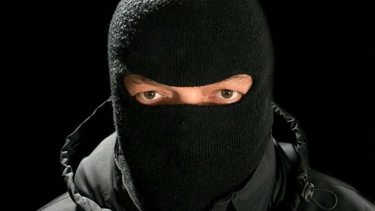 Чоловік у балаклаві розбив голову кандидату в мери Харкова