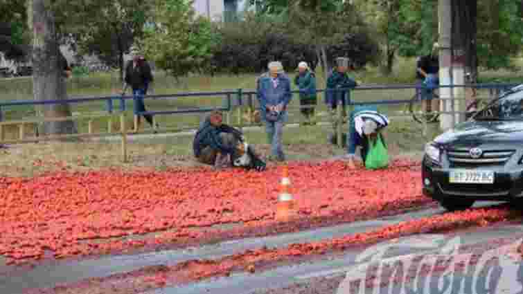 В Херсоні люди кинулися визбирувати помідори, які висипалися з автомобіля після ДТП