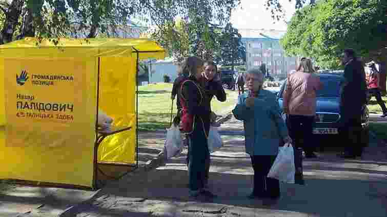Кандидат від «Громадянської позиції» безкоштовно роздавав хліб у Львові