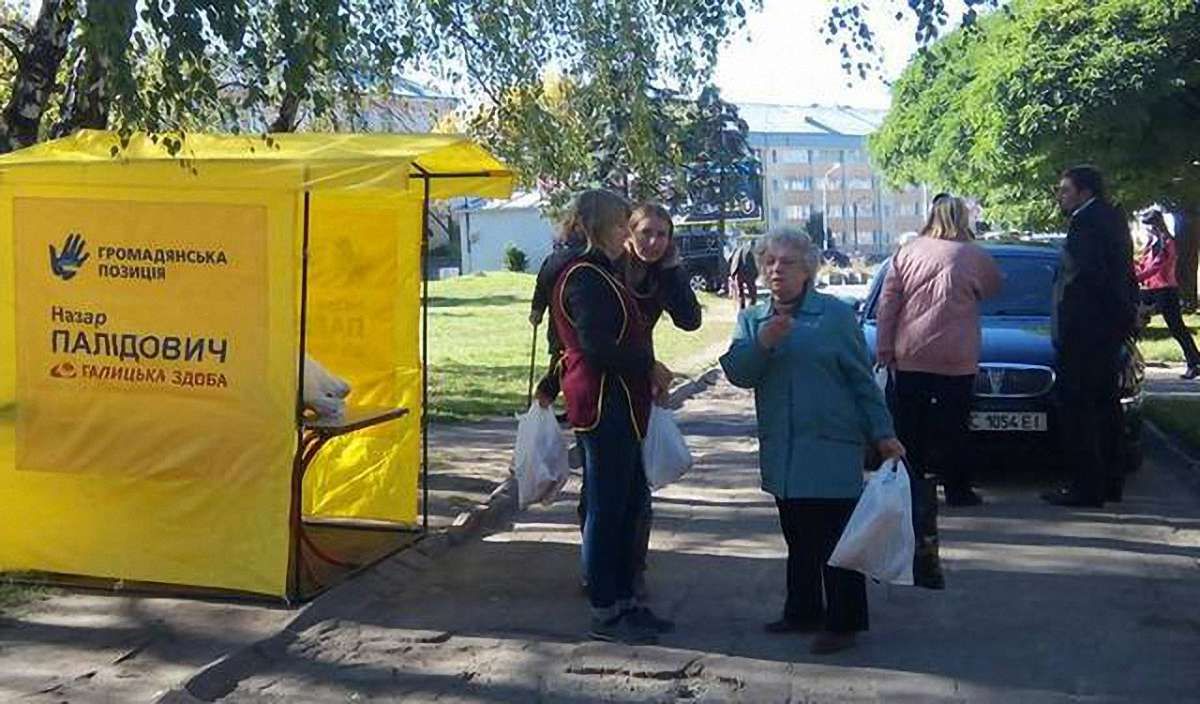 Кандидат від «Громадянської позиції» безкоштовно роздавав хліб у Львові
