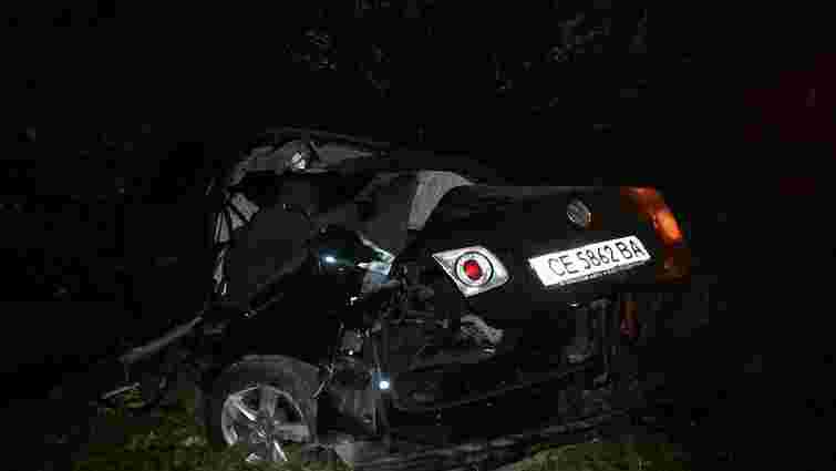 У Львові автівка на шаленій швидкості злетіла у кювет: водій загинув