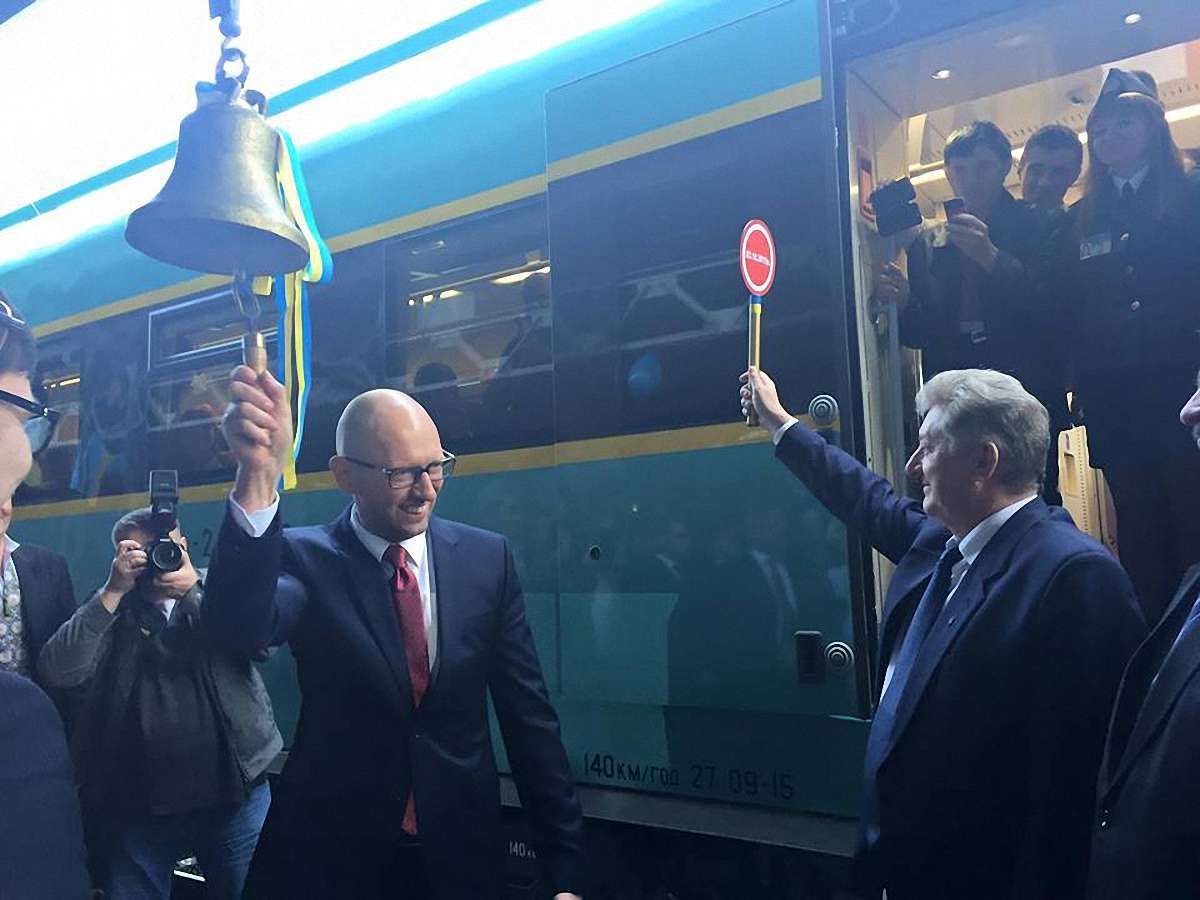 Яценюк запустив поїзд Чернівці-Львів