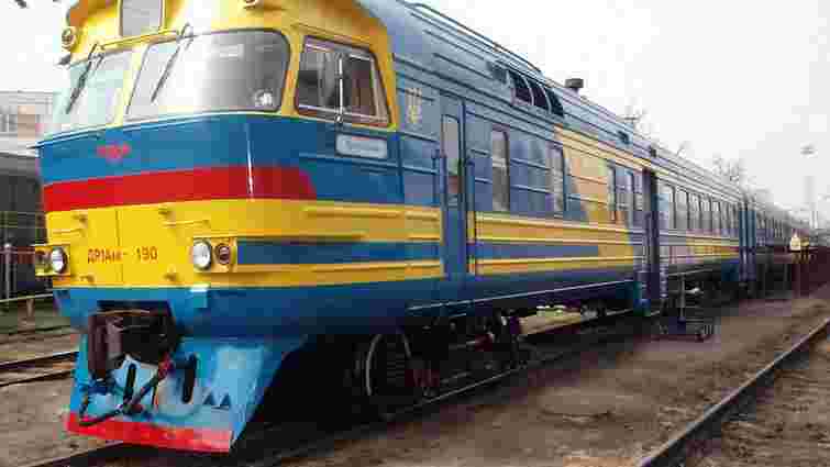 Яценюк обіцяє «Укрзалізниці» 1 млрд грн на придбання нових поїздів і ремонт старих