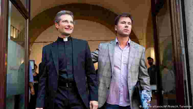 Ватикан звільнив священика-гея