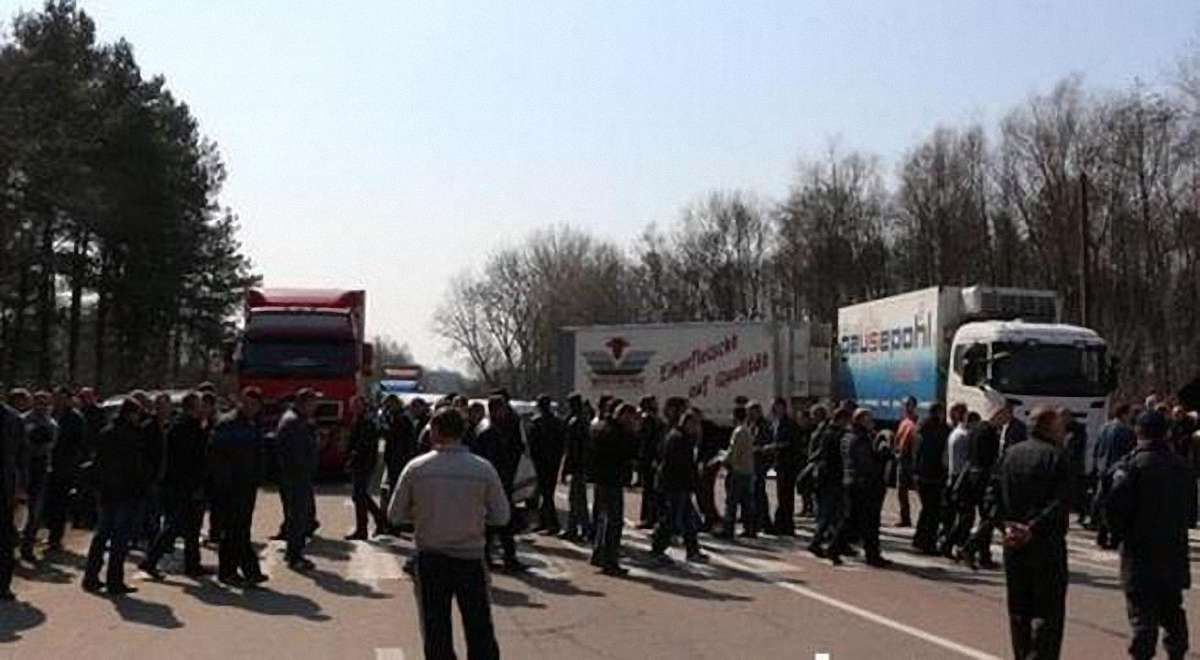 Близько сотні шахтарів перекрили дорогу Ковель - Львів