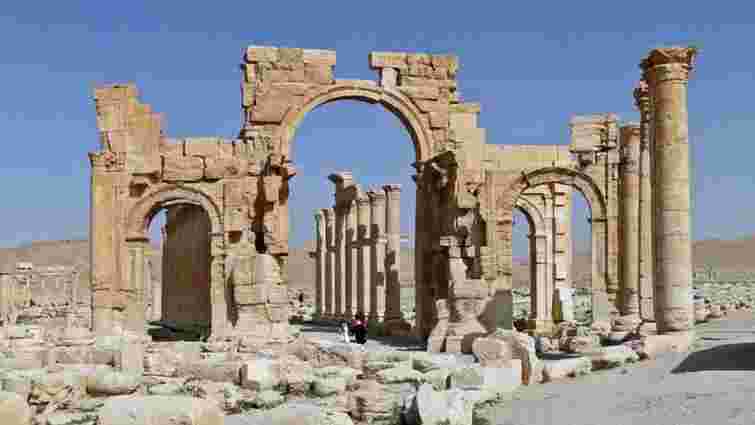 Бойовики ІД підірвали тріумфальну арку в  Пальмірі