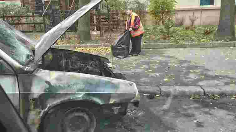 Вночі у Львові згорів автомобіль «дев`ятка»