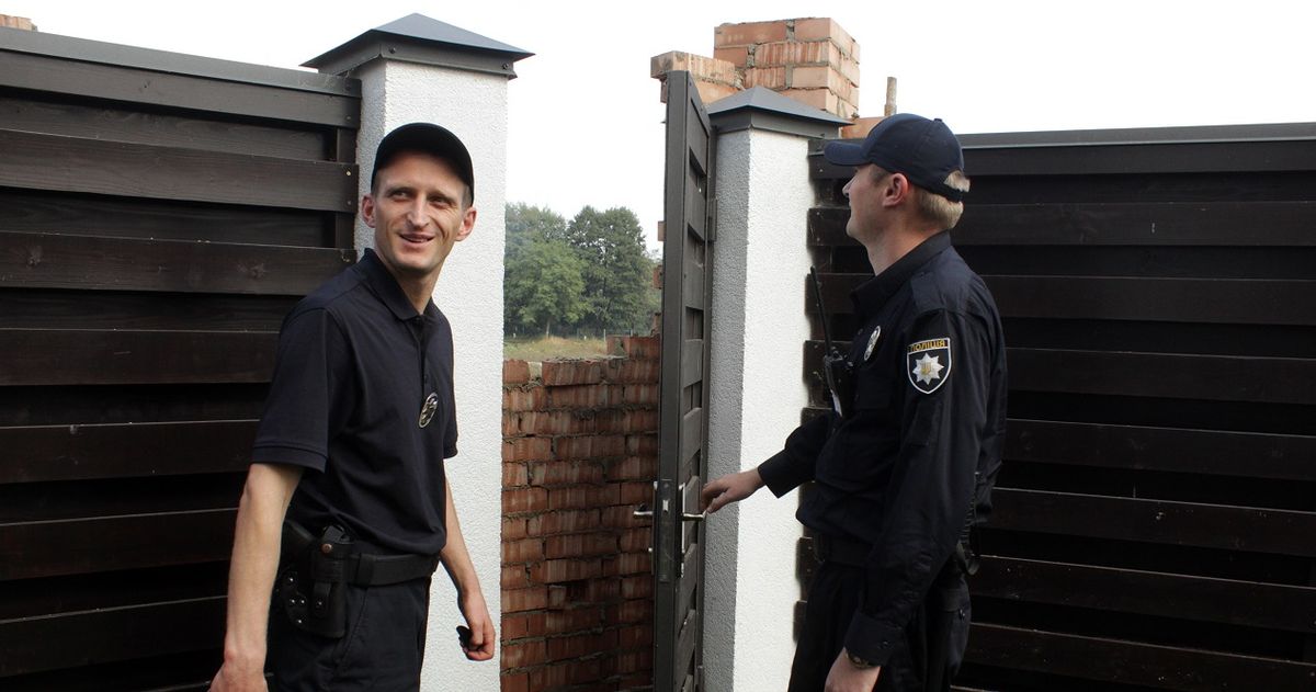 У Брюховичах озеро почали обгороджувати цегляним парканом
