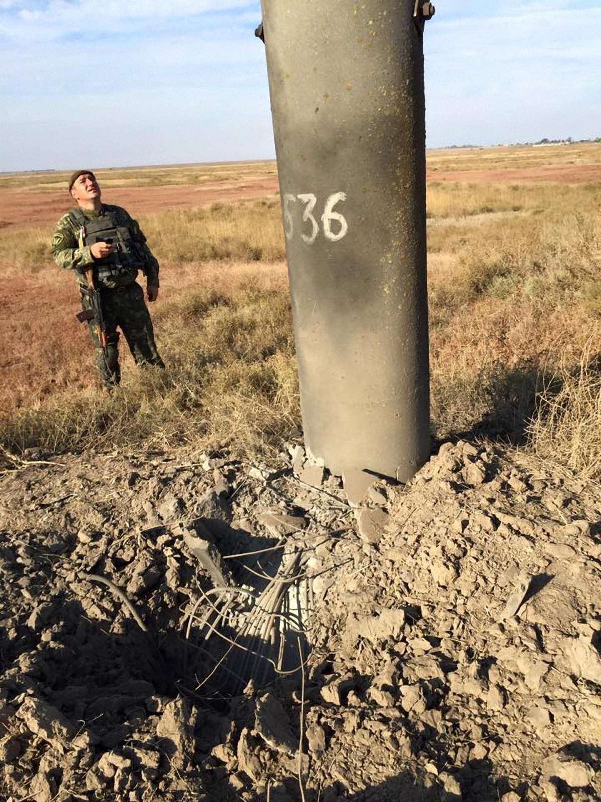 Невідомі пошкодили високовольтну опору, через яку постачають електроенергію в Крим