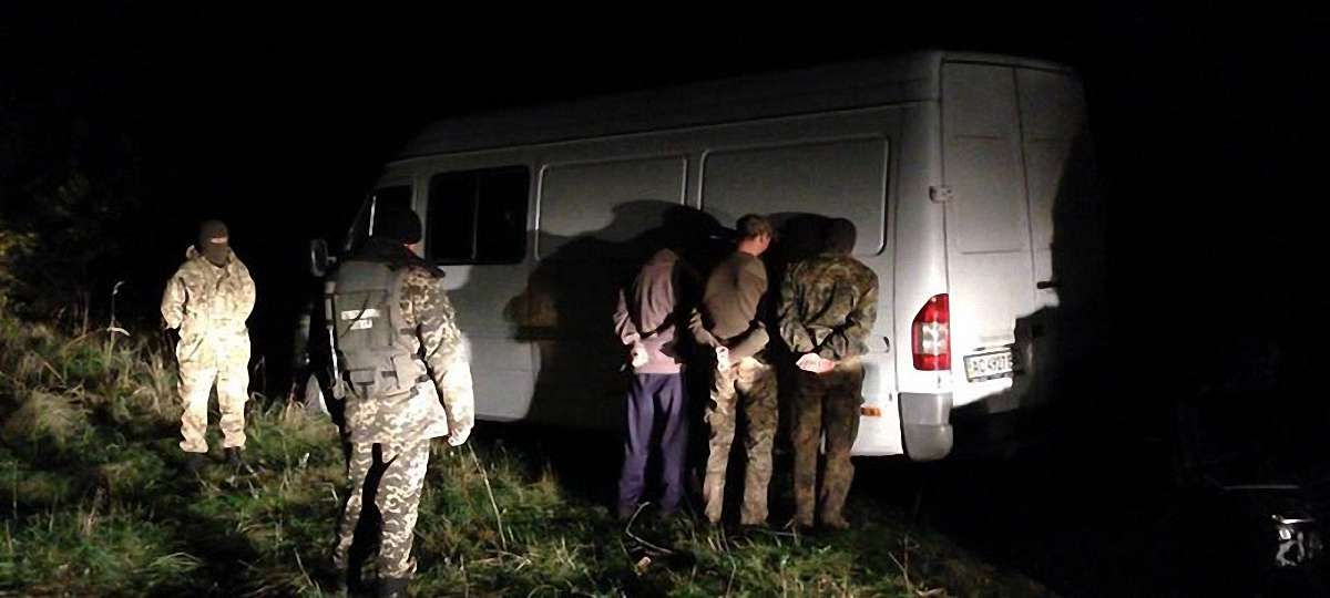 У Волинській області затримали контрабандистів з 130 ящиками сигарет