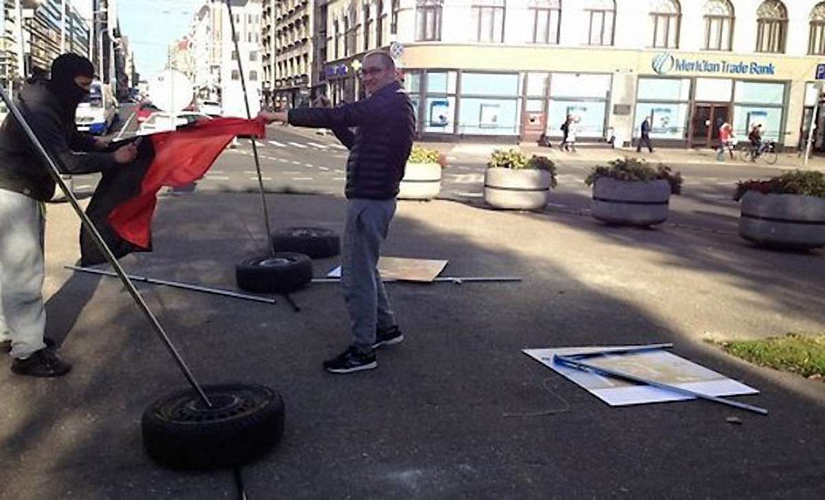 У Ризі невідомі зруйнували виставку «Люди Майдану»