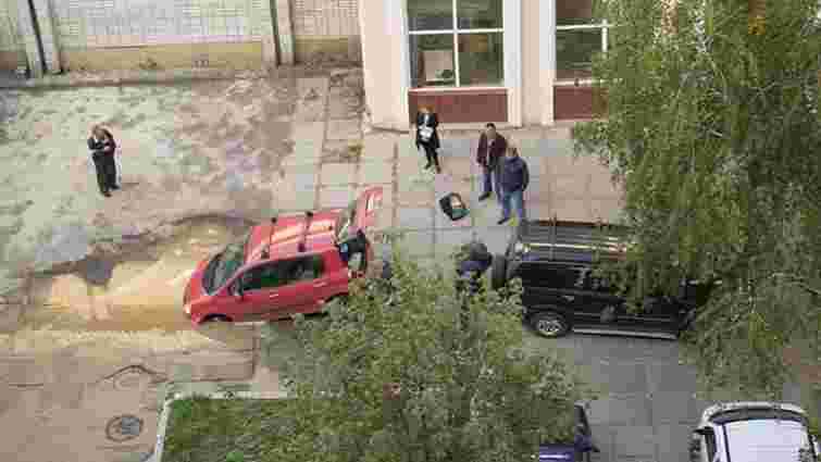 У Львові поліція оштрафувала водія, який застряг у ямі з водою на тротуарі