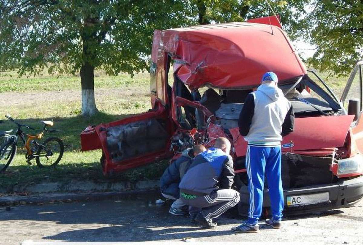 Внаслідок зіткнення буса та «КамАЗа» восьмеро осіб у важкому стані потрапили до лікарні