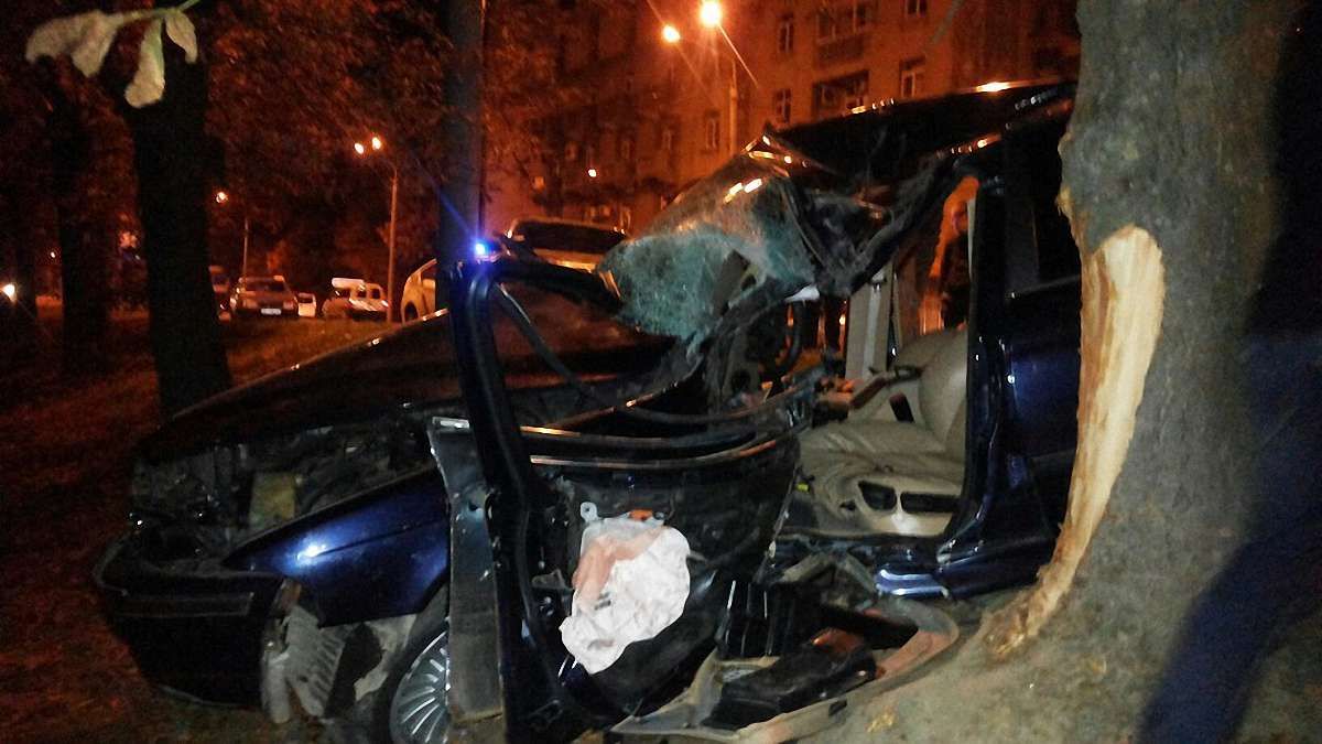 У Львові BMW на швидкості влетіло у дерево