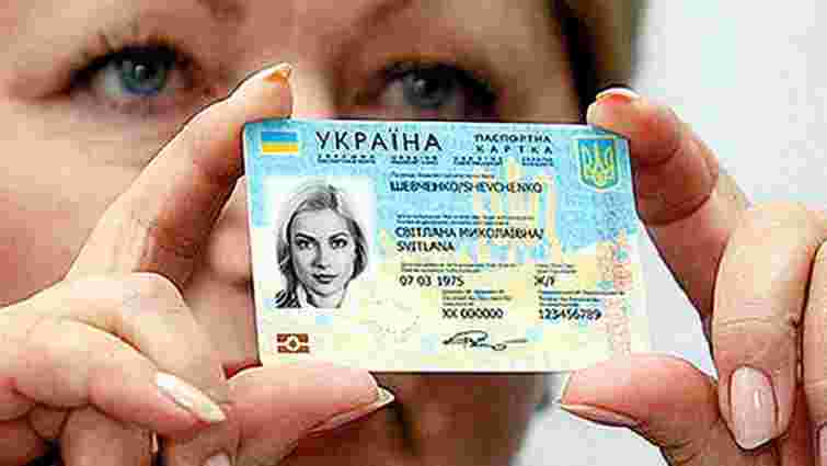 Яценюк стверджує, що від початку року вже видали 660 тисяч біометричних паспортів