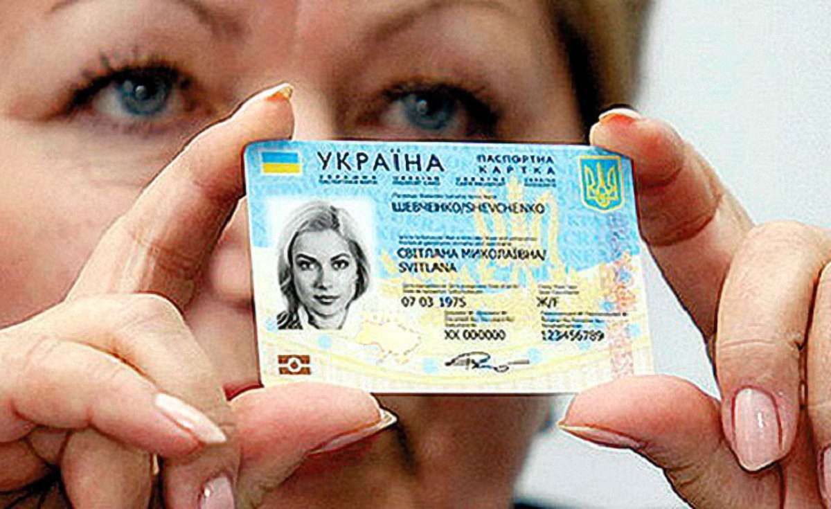 Яценюк стверджує, що від початку року вже видали 660 тисяч біометричних паспортів