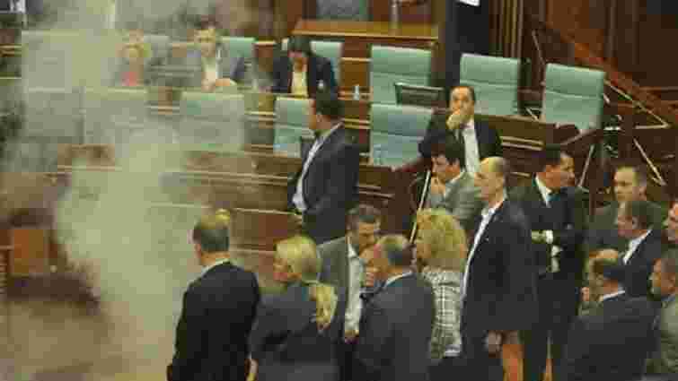 В парламенті Косово кинули гранату зі сльозогінним газом