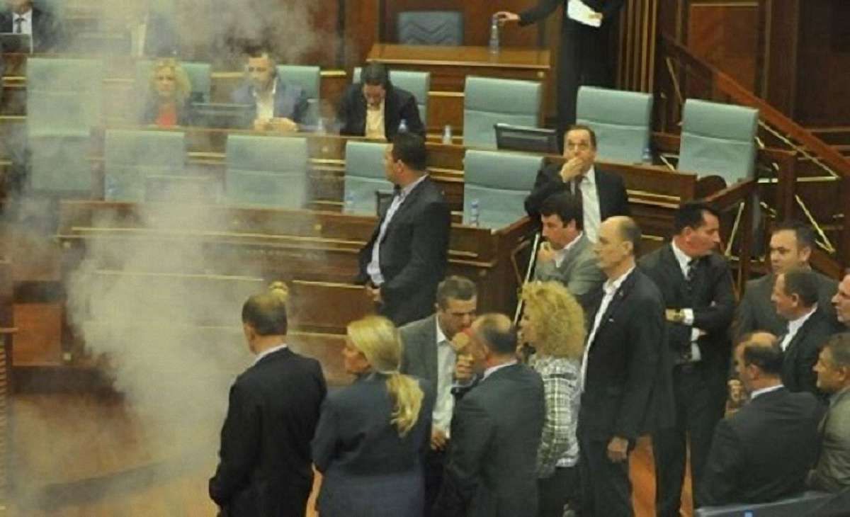 В парламенті Косово кинули гранату зі сльозогінним газом