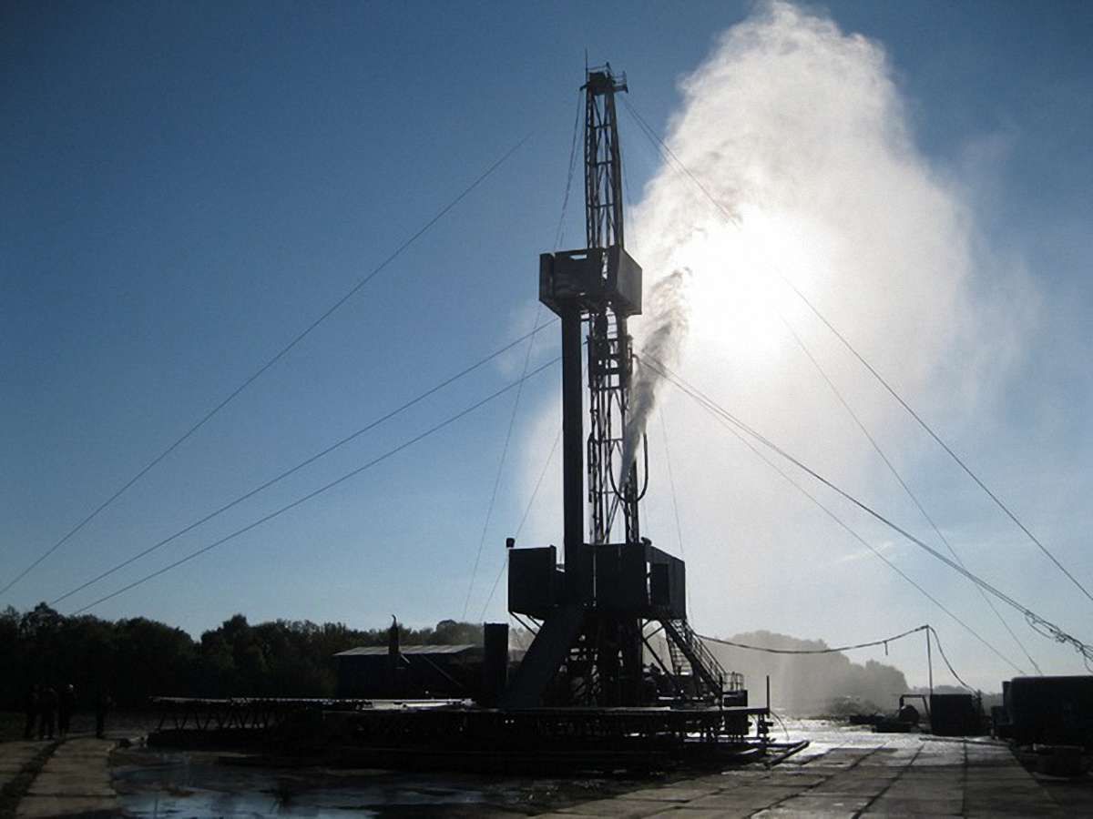 У Полтавській області рятувальники ліквідовують газовий фонтан на свердловині