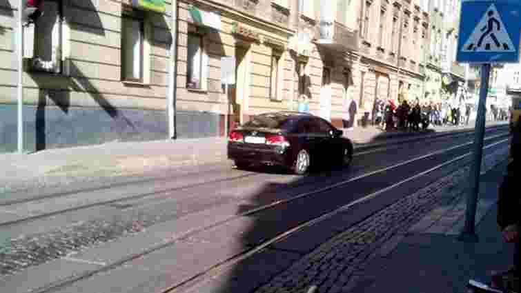 У центрі Львова водій побив пішохода за зауваження