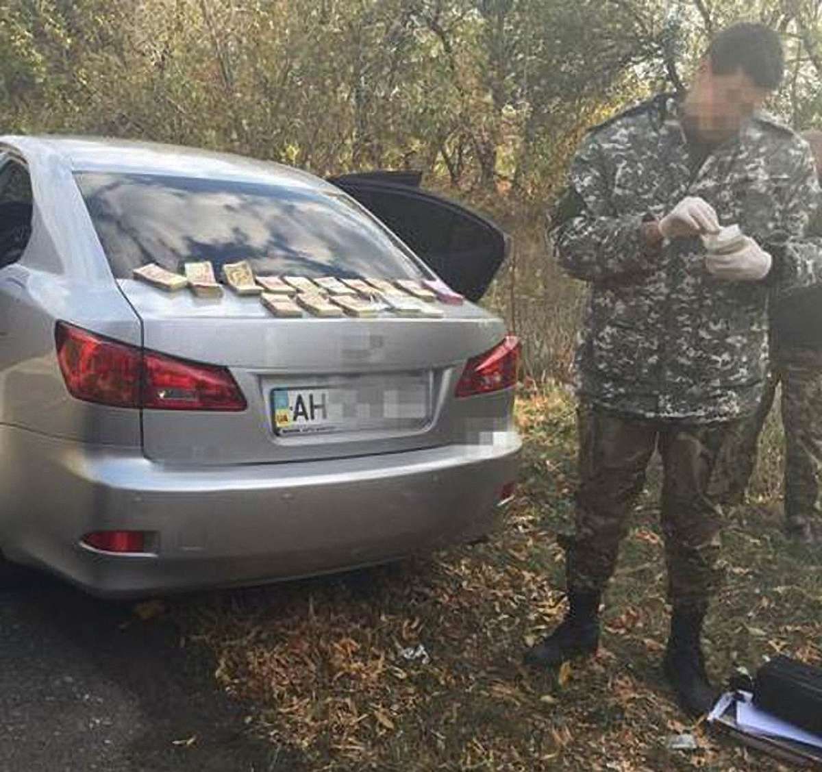 На Донеччині на хабарі затримали двох співробітників СБУ