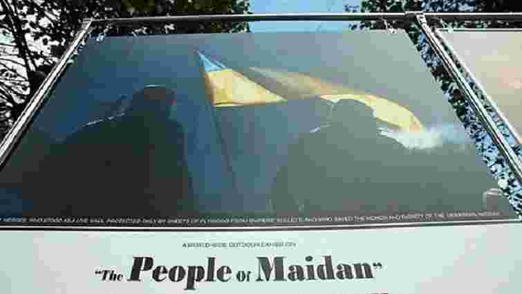 Невідомі вандали знову розтрощили виставку про Майдан в Латвії
