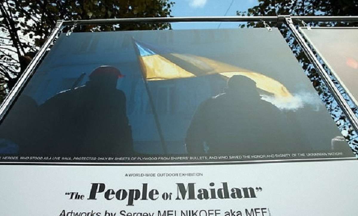 Невідомі вандали знову розтрощили виставку про Майдан в Латвії