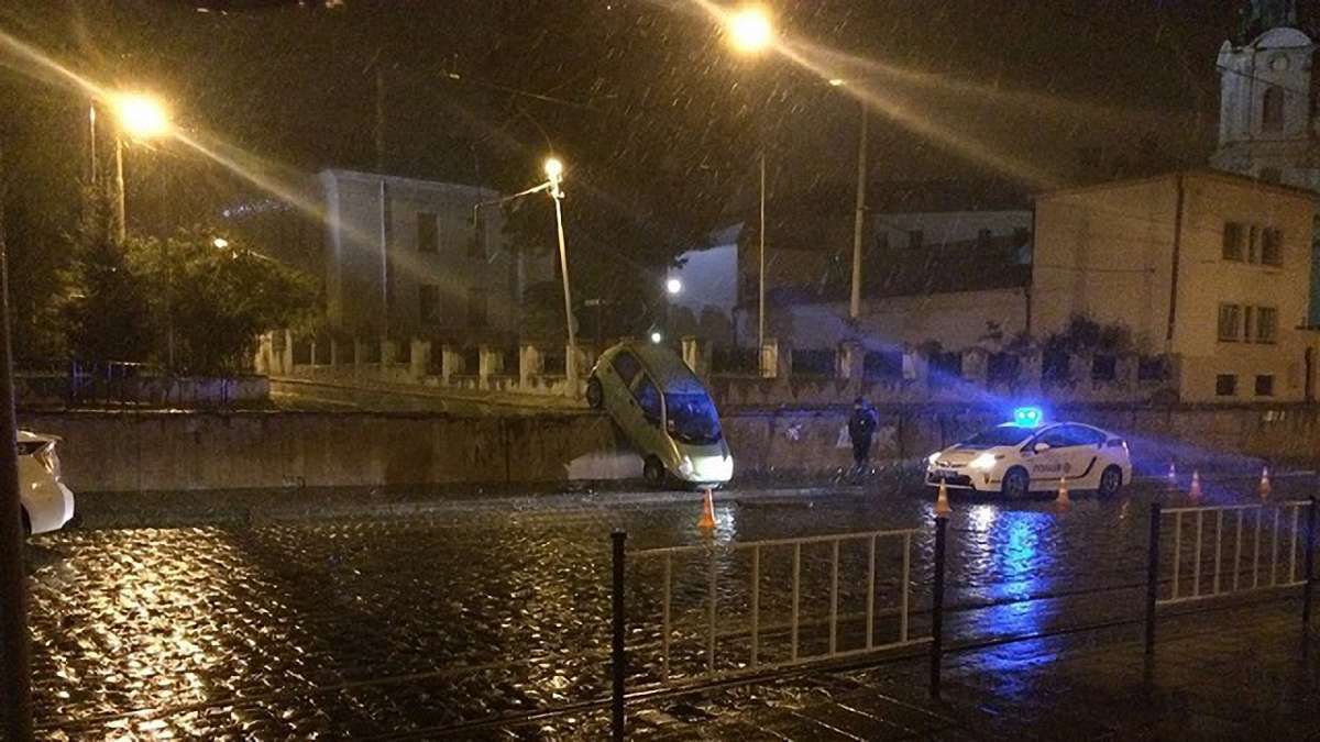 У Львові п’яний водій за кермом Daewoo Matiz злетів з дороги