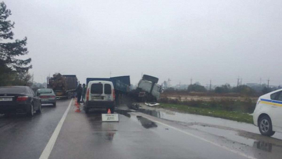 На об’їзній дорозі Львова у масштабному ДТП загинув 46-річний водій
