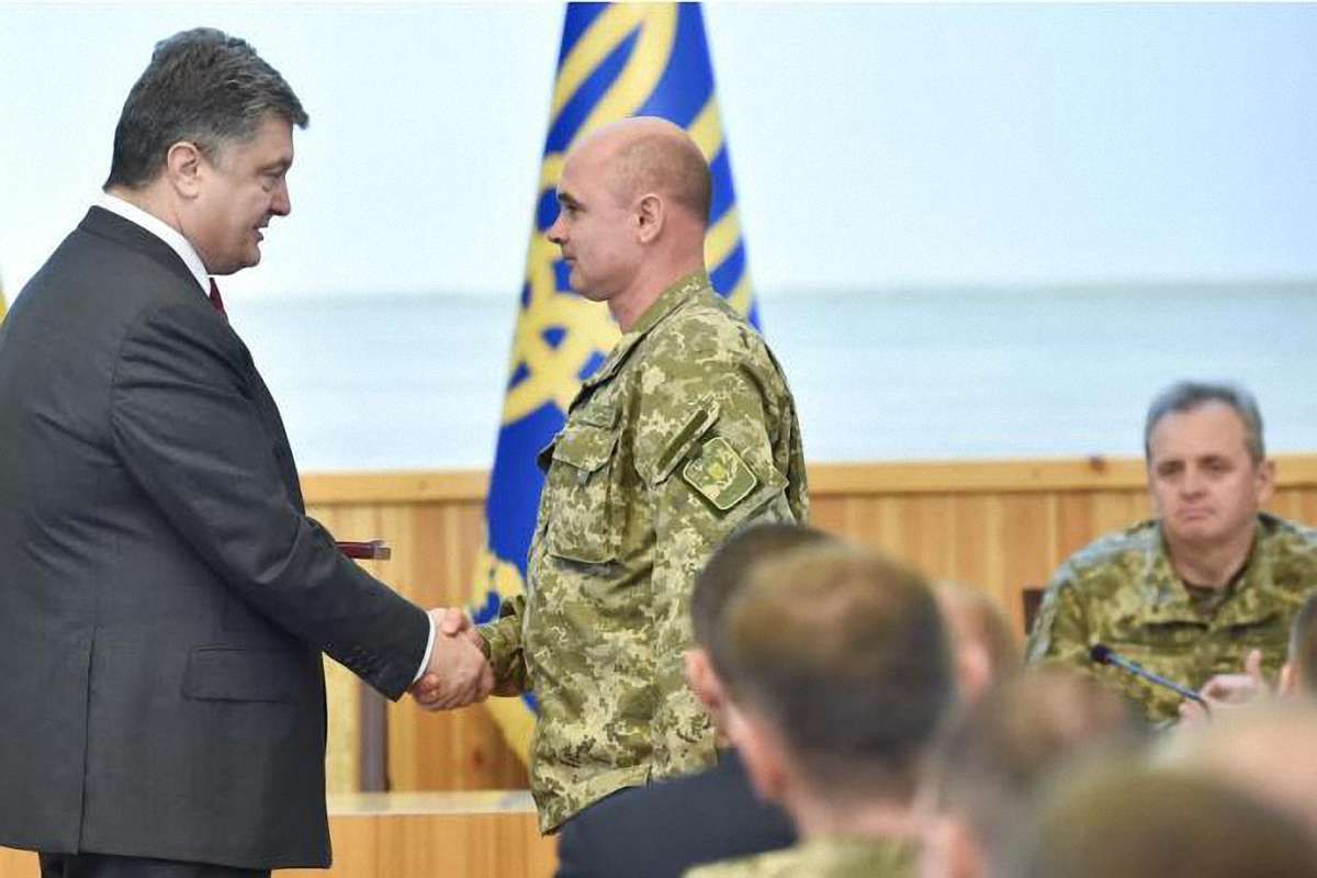 Порошенко нагородив 15 бойових командирів АТО