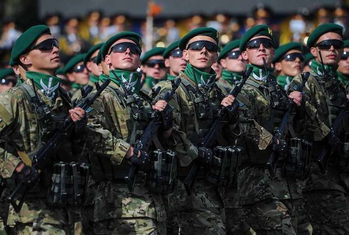 Президент закликав Збройні сили бути готовими до загострення ситуації на Донбасі