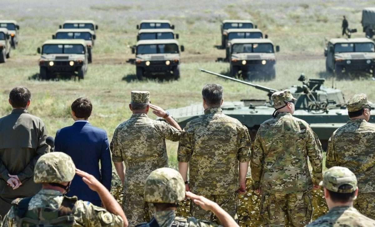 Порошенко обіцяє військовим до кінця року надати додатково 8,5 тис. одиниць озброєння