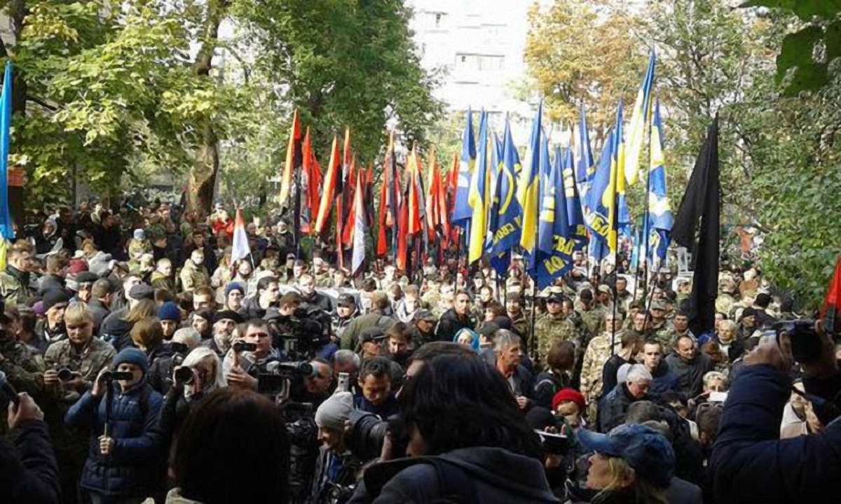 Учасники «Маршу героїв» мітингують біля Лук'янівського СІЗО