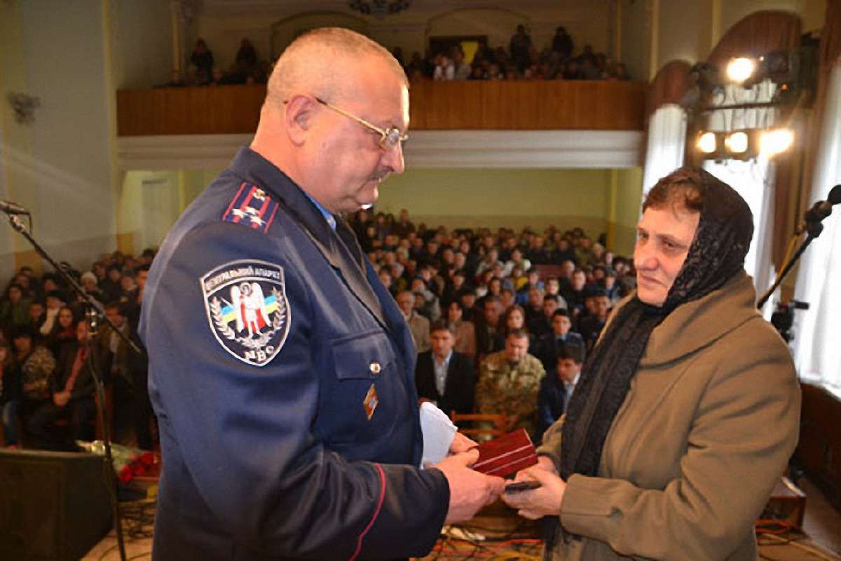 У Яворові матір загиблого на сході міліціонера отримала посмертну нагороду сина