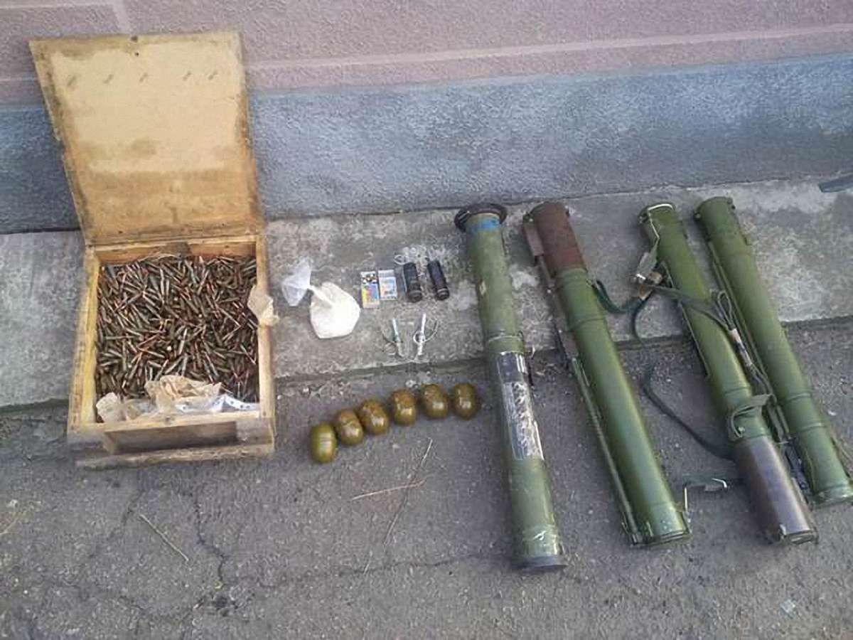 СБУ виявила дві схованки зі зброєю на Донеччині