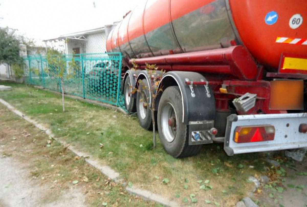 У Кременчуці автоцистерна в’їхала в житловий будинок
