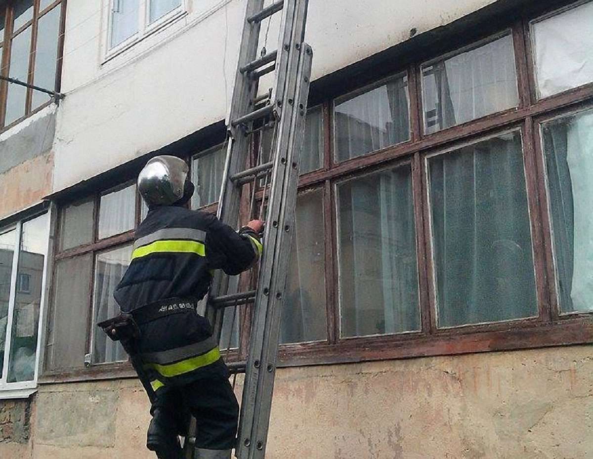 Рятувальники у Стрию визволяли трьох дітей, які зачинилися самі у квартирі