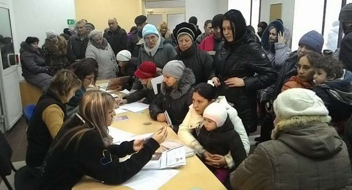 Уряд дозволив переселенцям отримувати пенсії і соцвиплати тільки в «Ощадбанку»