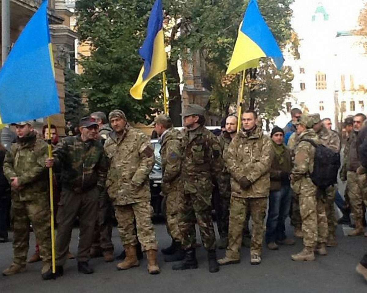 Кілька десятків бійців АТО вимагають українського громадянства під АП