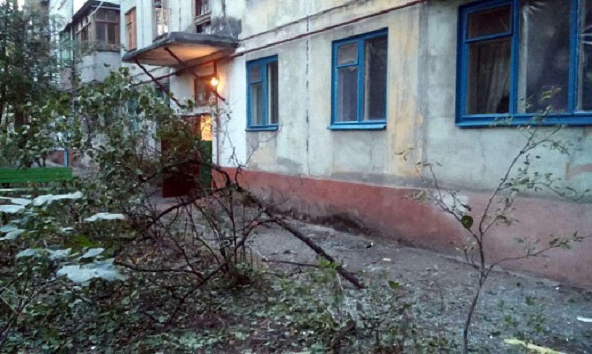В Маріуполі з гранатомета обстріляли житловий будинок