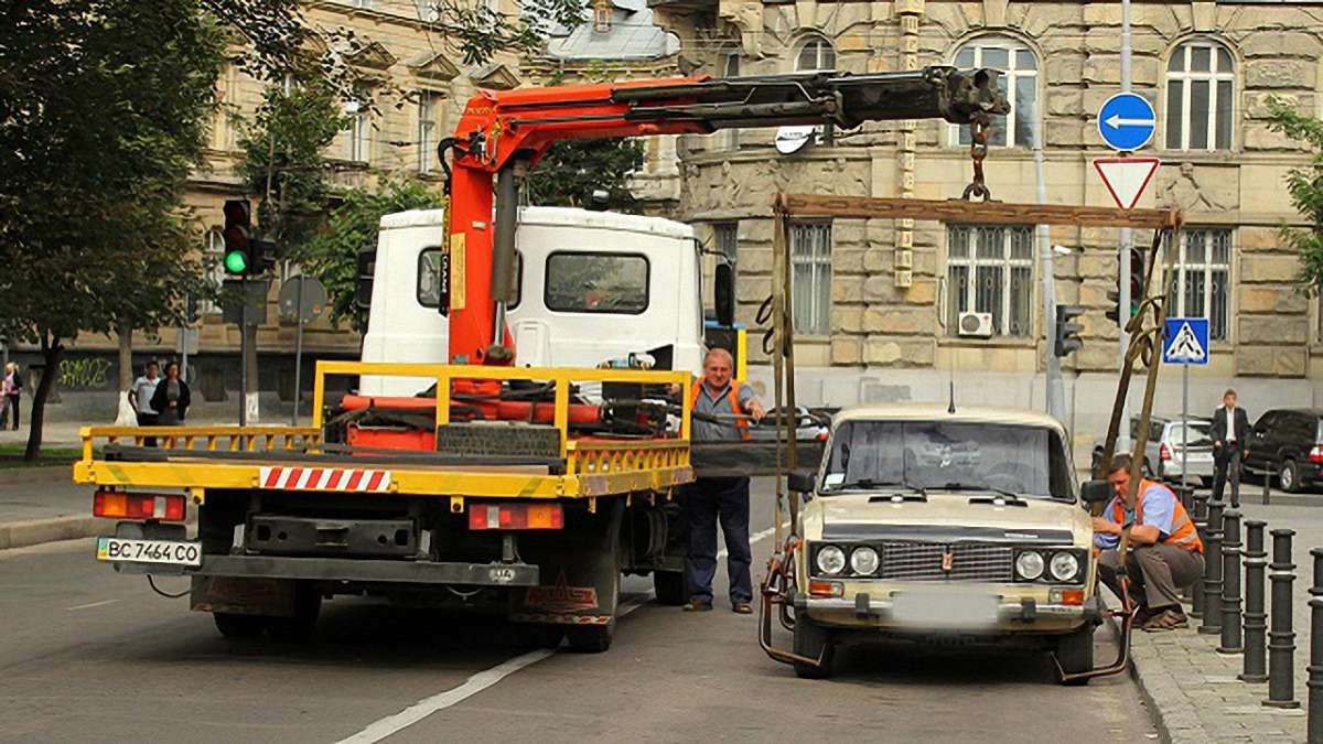 Поліції дозволили забирати неправильно припарковані автомобілі