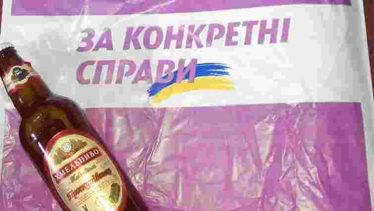 У Хмельницькому партія екс-регіонала дарувала виборцям пиво